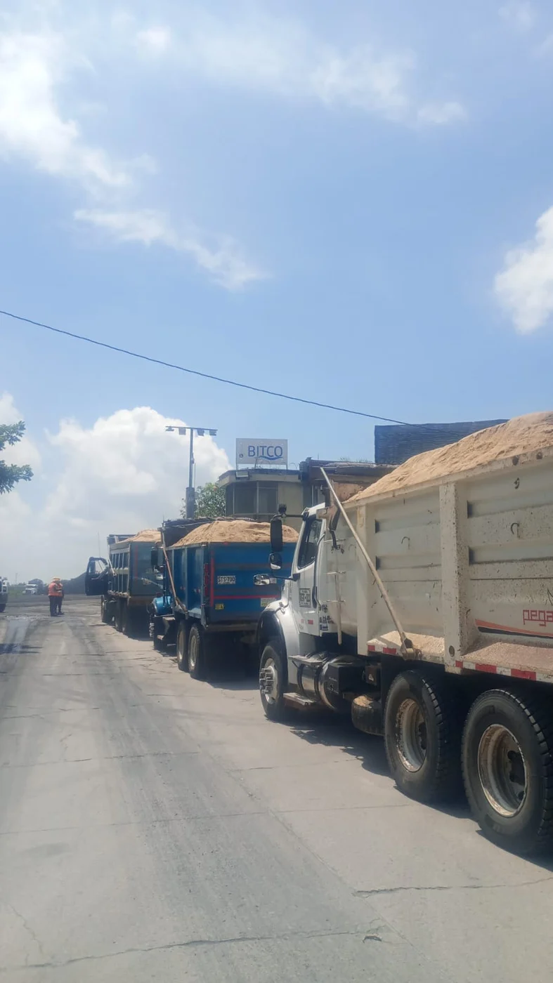 Camiones con arena destinados a la operación de llenado de buques